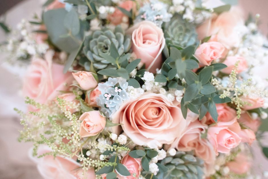 Florista menyasszonyi csokrot köt